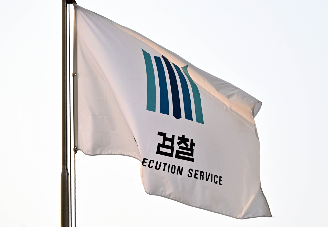 Prosecution Service's flagflutters in the wind outside the prosecution service building in Seocho-gu, southern Seoul. (Im Se-jun/The Korea Herald)