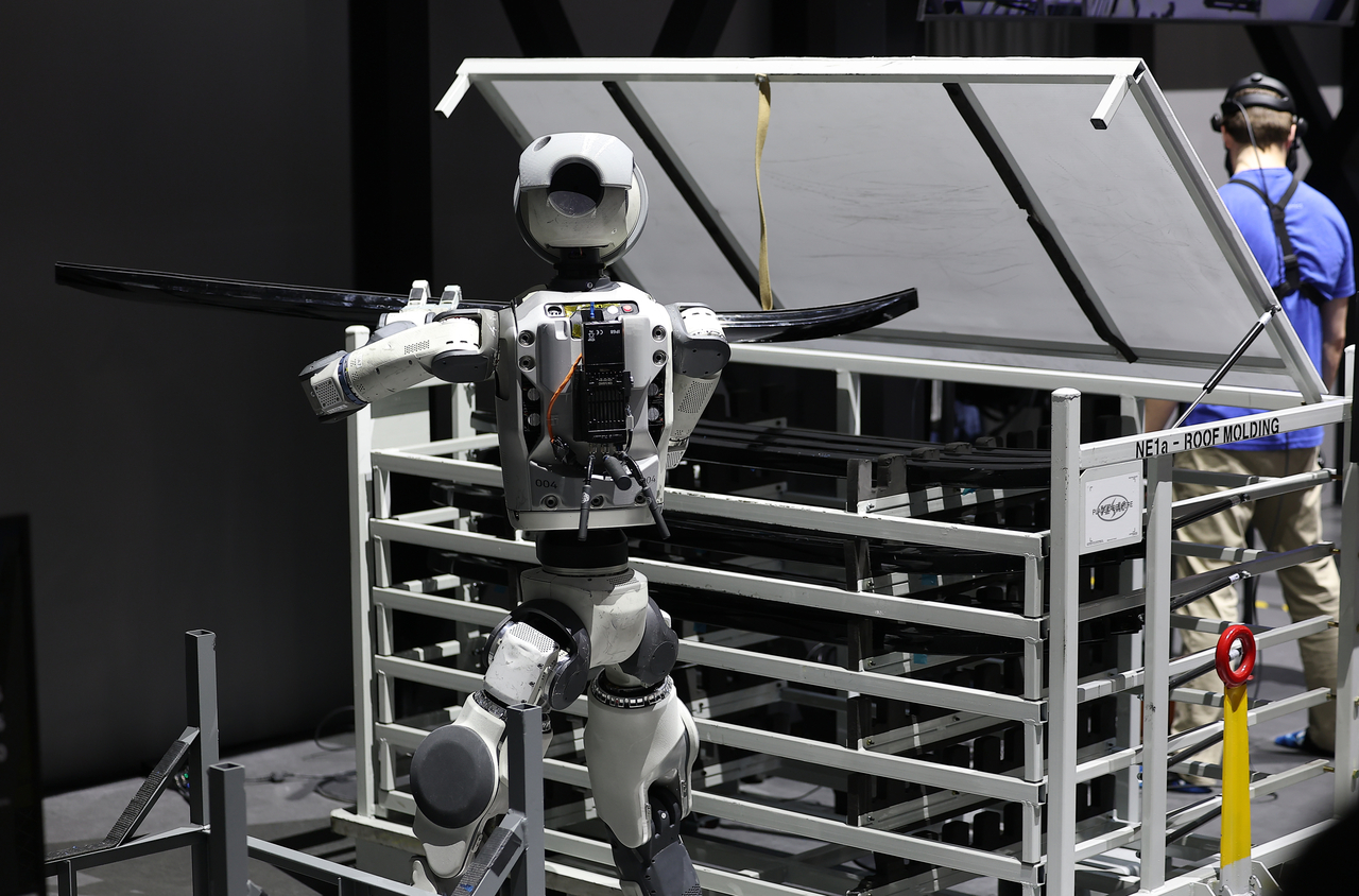 Hyundai Motor Group’s humanoid robot Atlas demonstrates car parts handling during CES 2026 at the company’s booth at the Las Vegas Convention Center on Jan. 7. (Yonhap)
