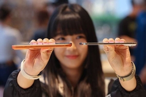 150만원짜리 폰이 50만원 됨 ㅋㅋ 안 팔려서 떨이하네