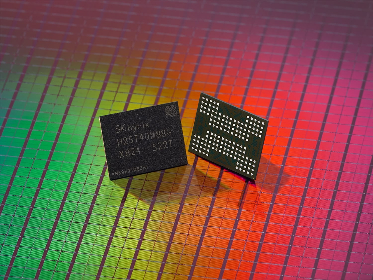 Rendering of SK hynix’s latest NAND flash chip, built with 321 layers for higher capacity and performance, which began mass production in August 2025. (SK hynix)