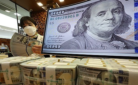 Stacks of US dollars at Hana Bank in Seoul. (Yonhap)