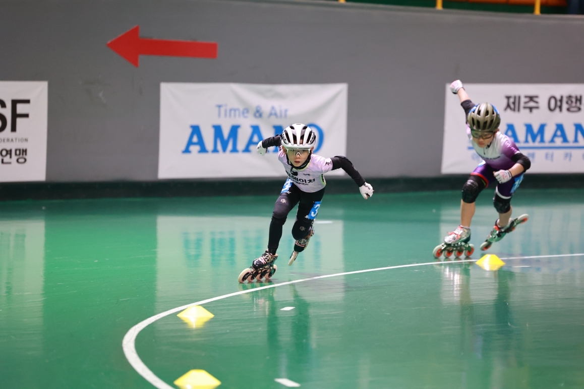 제1회 전국 초등 실내 인라인 트랙대회에 참가한 선수들이 대회에 참여하며 열심히 경쟁하고 있다.    <사진=대한롤러스포츠연맹>