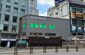 스벅 떠난 자리에 올영…이제 ‘올세권’이 뜬다