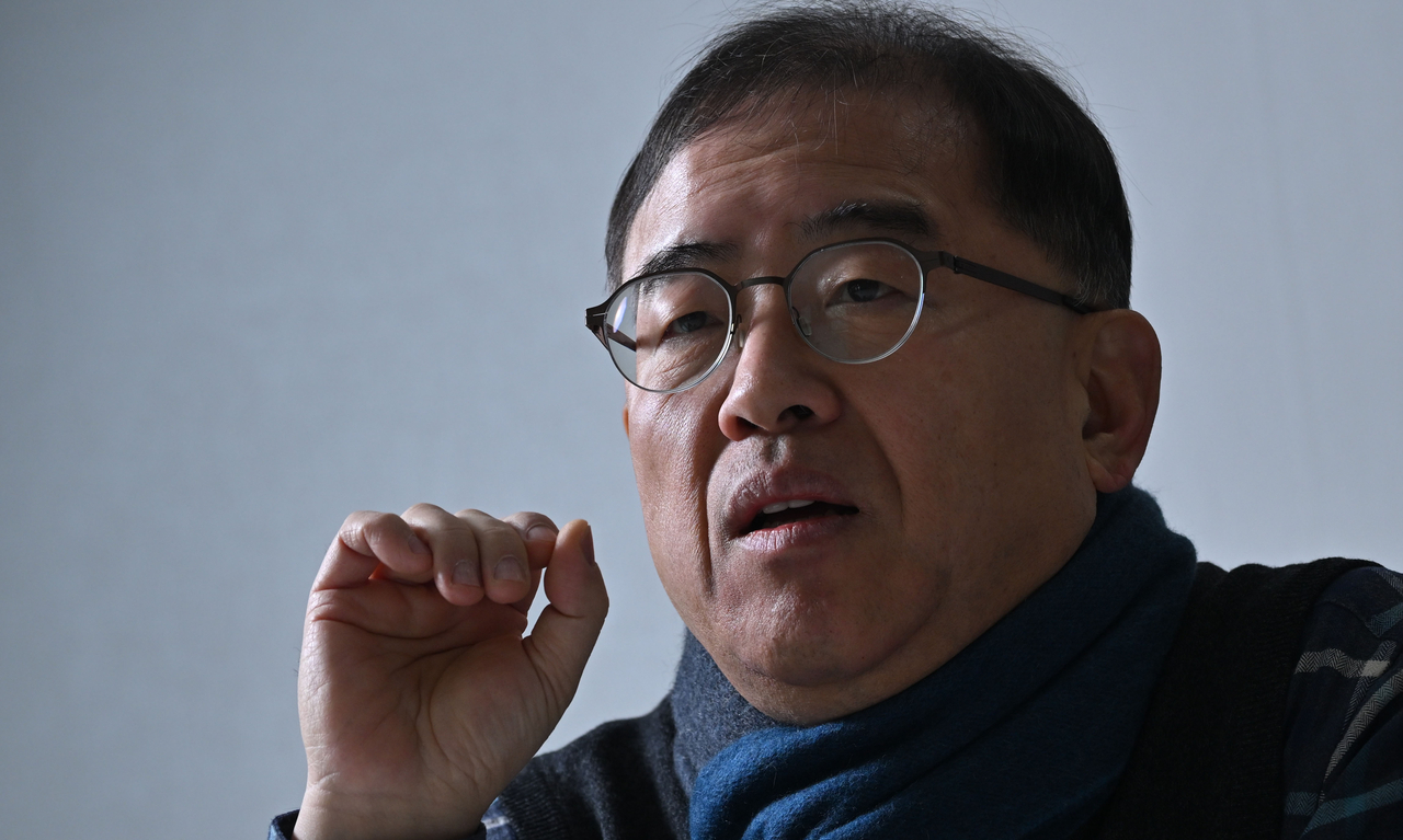 Shim Dae-yong, an electrical engineering professor at Dong-A University and former vice president at SK hynix, speaks during an interview with The Korea Herald in Seoul on Jan. 23. (Im Se-jun/The Korea Herald)