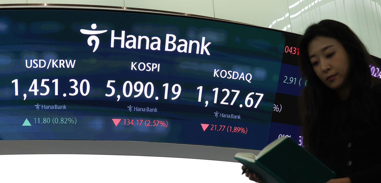 An electronic board showing the Korea Composite Stock Price Index at a dealing room of the Hana Bank headquarters in Seoul on Monday. (Yonhap)