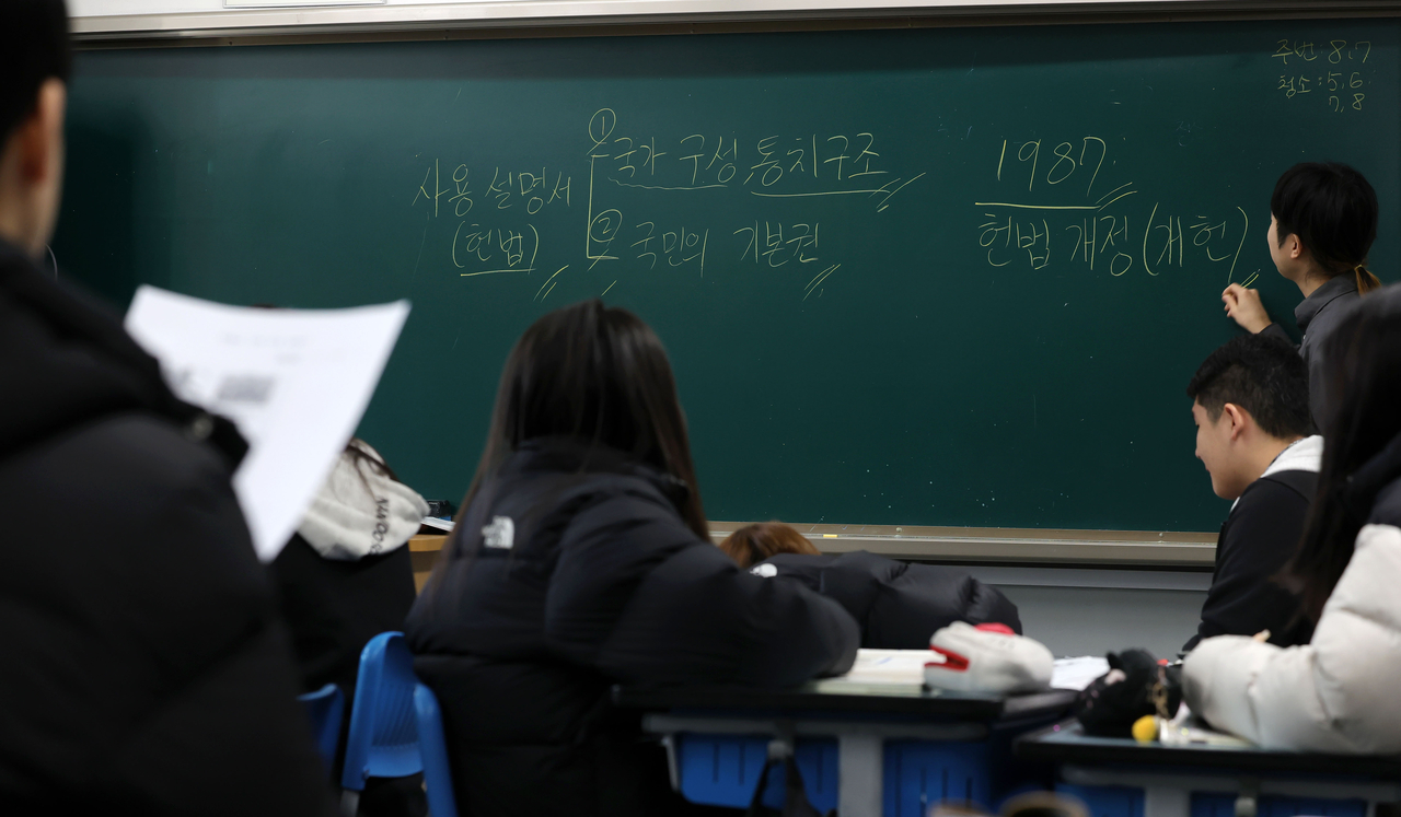 Students attend a social studies class at a middle school in Seoul on Dec. 1, 2025.  (Newsis)