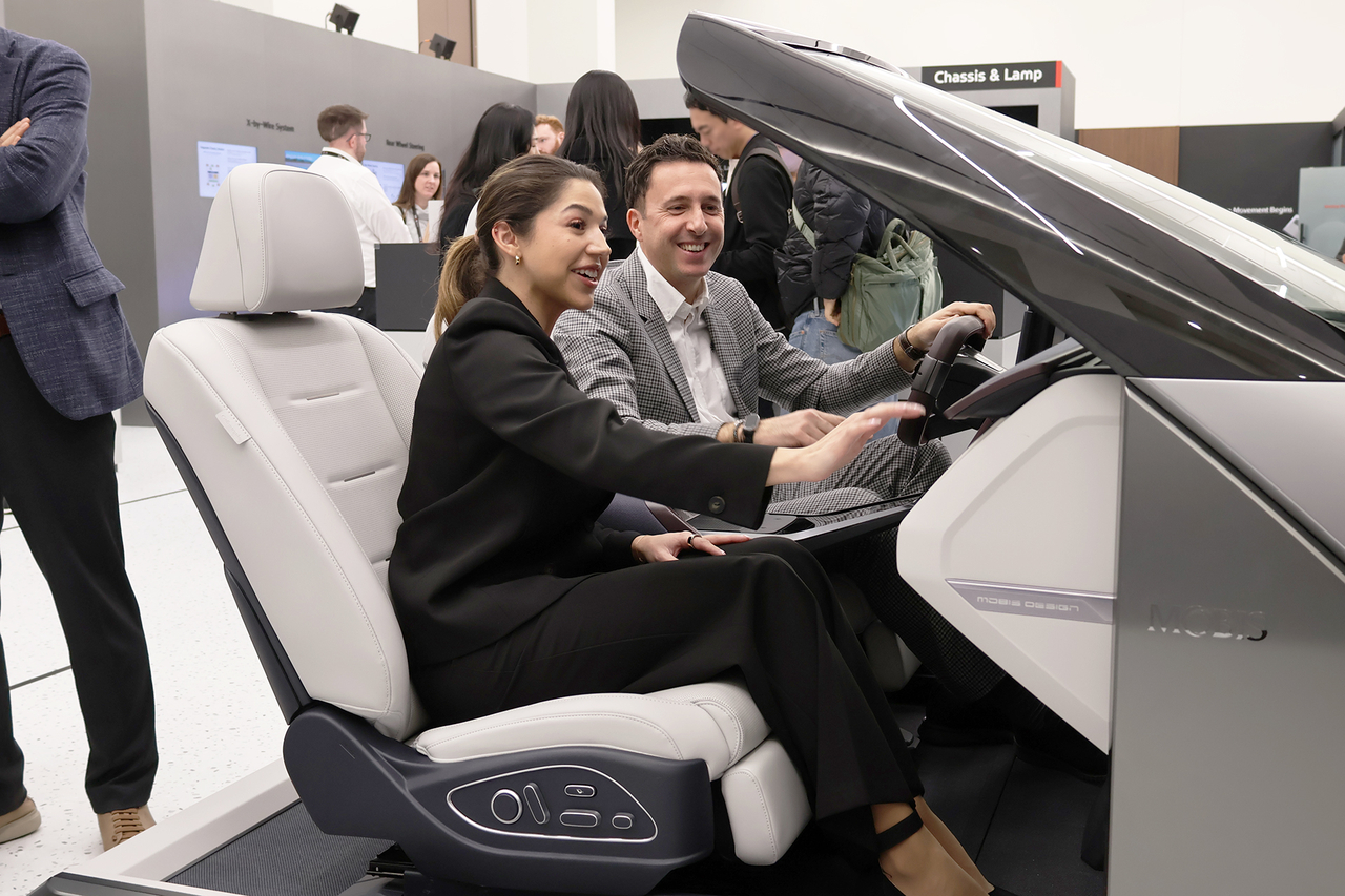 Visitors test Hyundai Mobis’ M.Vics 7.0 cockpit system at CES 2026 in Las Vegas. (Hyundai Mobis)