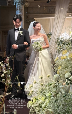 [뮤즈이슈]'하시4' 김지영, 결혼식 포착..D라인 감춘 웨딩드레스 자태... - 뉴스 썸네일 이미지