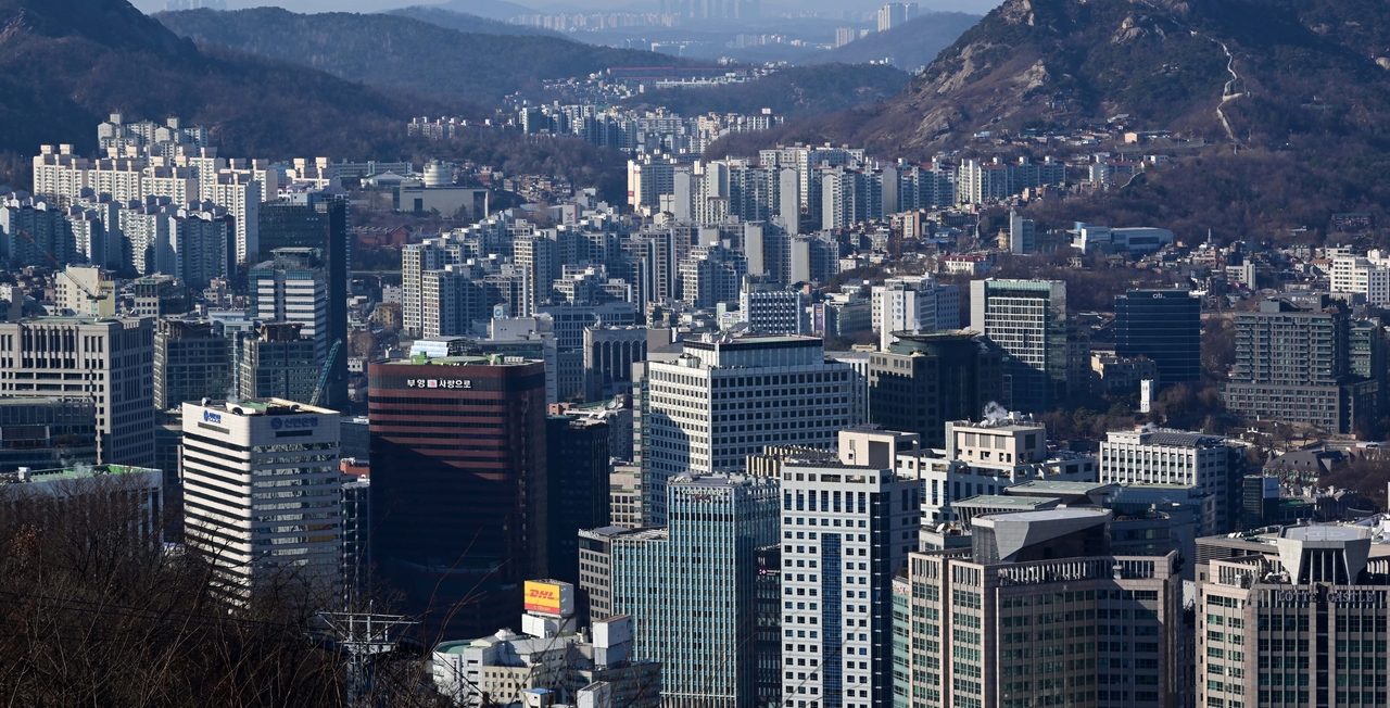 대한상공회의소가 발표한 ‘기업이 바라본 2026 경제·경영 전망’ 조사 결과에 따르면, 기업들이 올해 경제 흐름을 비관적으로 전망하며 안정 중심의 경영 기조를 고수하는 것으로 나타났다. 서울 남산에서 바라본 주요 기업 건물 모습. 이상섭 기자