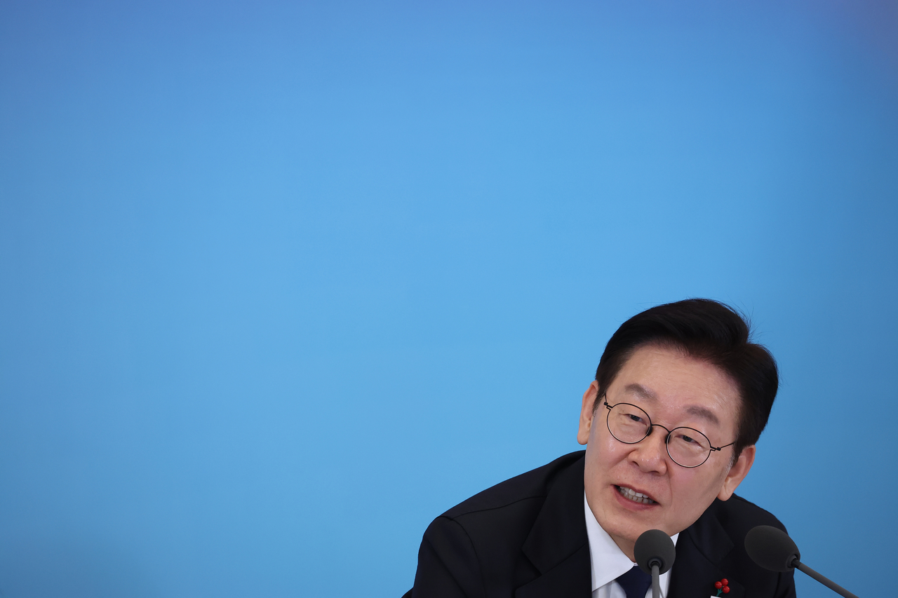 President Lee Jae Myung speaks during a meeting at the presidential office Cheong Wa Dae in Seoul on Jan. 30 to discuss strategies to nurture startups. (Yonhap)