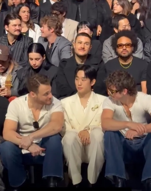 A video shows Turkish actor Kerem Bursin (left) and American singer-songwriter Benson Boone (right) talking with each other while seated on either side of South Korean actor Jung Hae-in, at the Dolce & Gabbana fashion show in Milan on Jan. 17. (GQ)