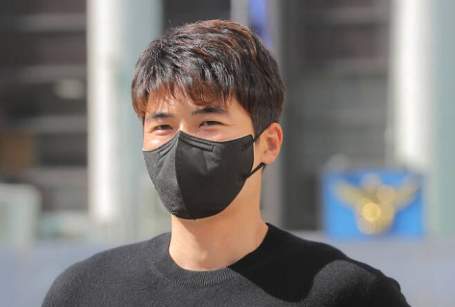 Ki Sung-yeung appears in front of the Seoul Seocho Police Station for a police investigation in April 2021. (Herald DB)