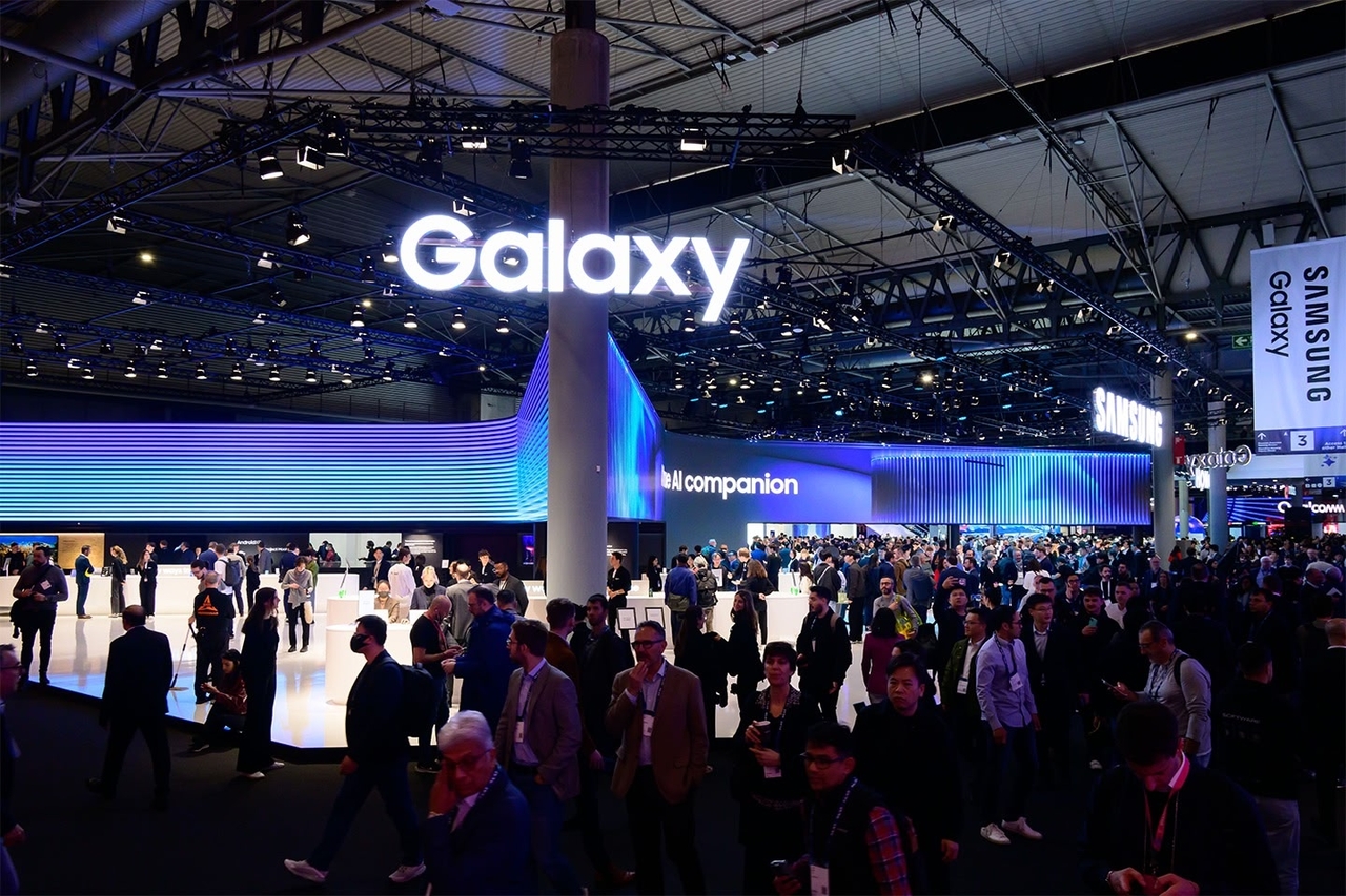 Visitors crowd Samsung Electronics’ Galaxy-branded booth at Mobile World Congress 2025 in Barcelona, Spain, March 5.  (Samsung Electronics)