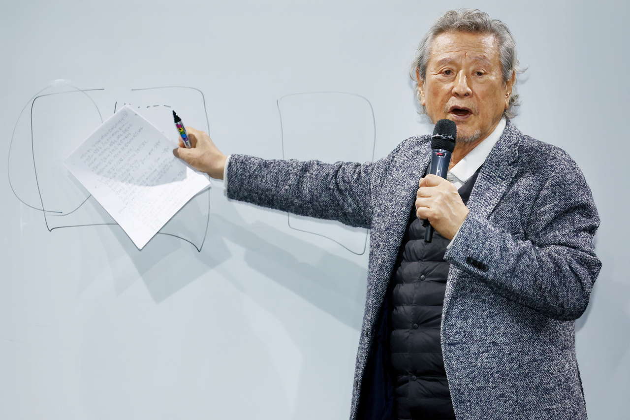 Park Geun-hyung delivers a lecture at the Theater Tomorrow Project’s 2026 Theater Camp, at the Arts Council Korea's HRD Center in Goyang, Gyeonggi Province, Jan. 13. (Yonhap)
