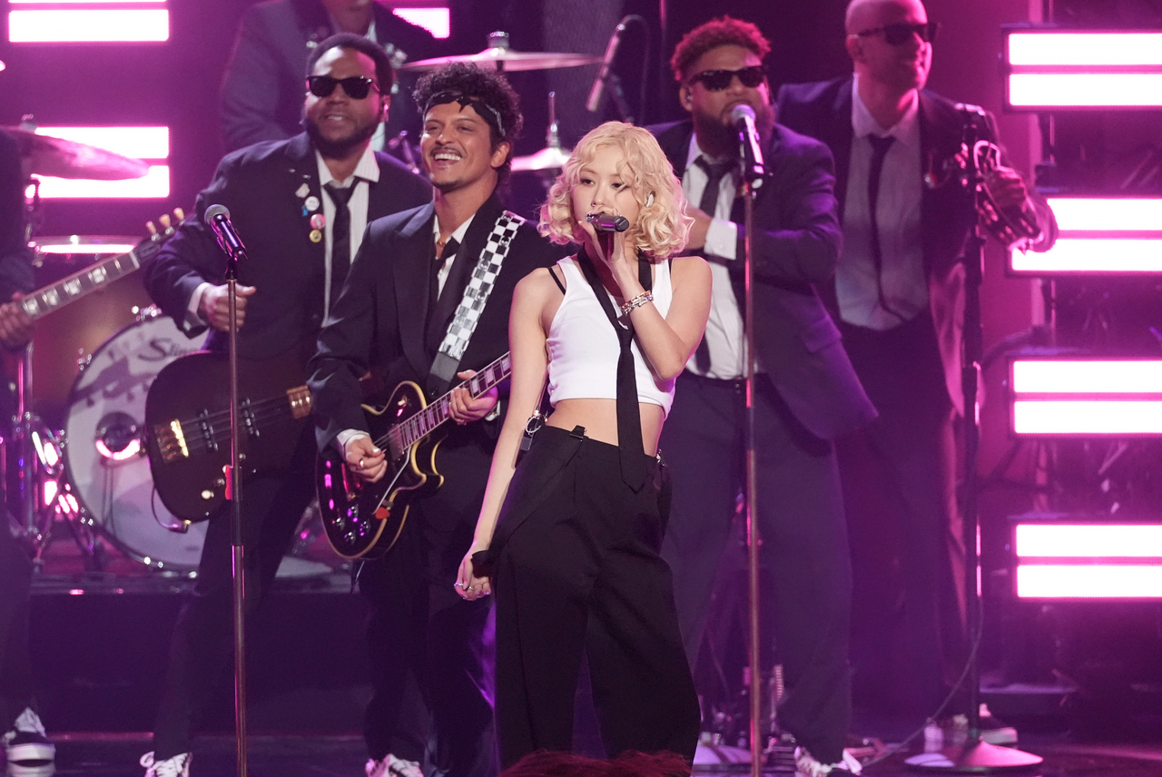 Bruno Mars (left) and Rose perform "APT." during the 68th annual Grammy Awards in Los Angeles on Sunday. (AP-Yonhap)