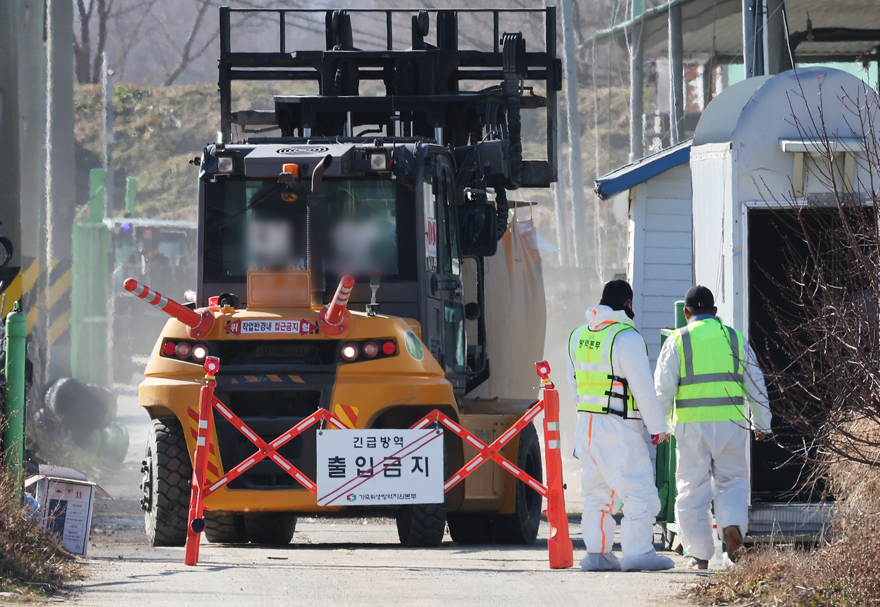 Quarantine officials restrict access to a duck farm in the southwestern county of Yeongam, in this file photo taken Dec. 9, 2025, after an outbreak of avian influenza at the farm. (Yonhap)