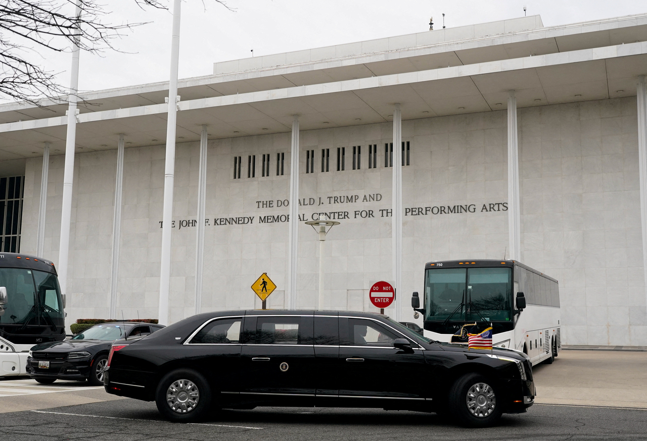 The limousine of US President Donald Trump arrives at the Kennedy Center in Washington, Jan. 6.   (Reuters-Yonhap)