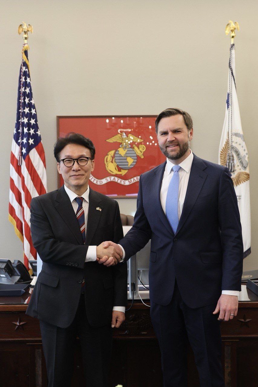 Prime Minister Kim Min-seok (left) shakes hands with US Vice President JD Vance during a meeting held in the White House in Washington on Jan. 24. (Prime Minister's office)