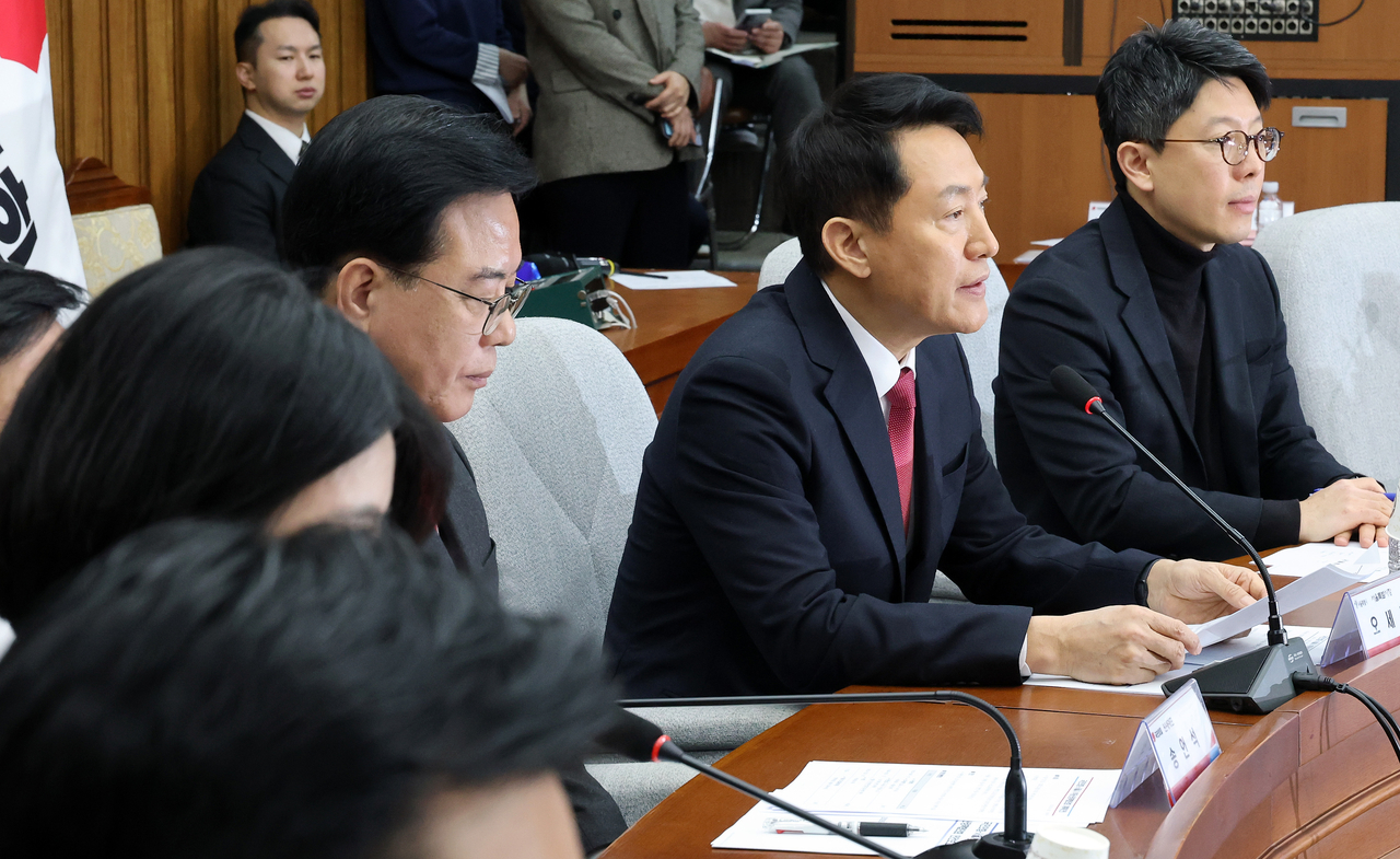 Seoul Mayor Oh Se-hoon (second from right) speaks at a policy meeting of the People Power Party, alongside Rep. Song Eon-seog (third from right), floor leader of the party, at the National Assembly in Seoul on Monday. (Yonhap)