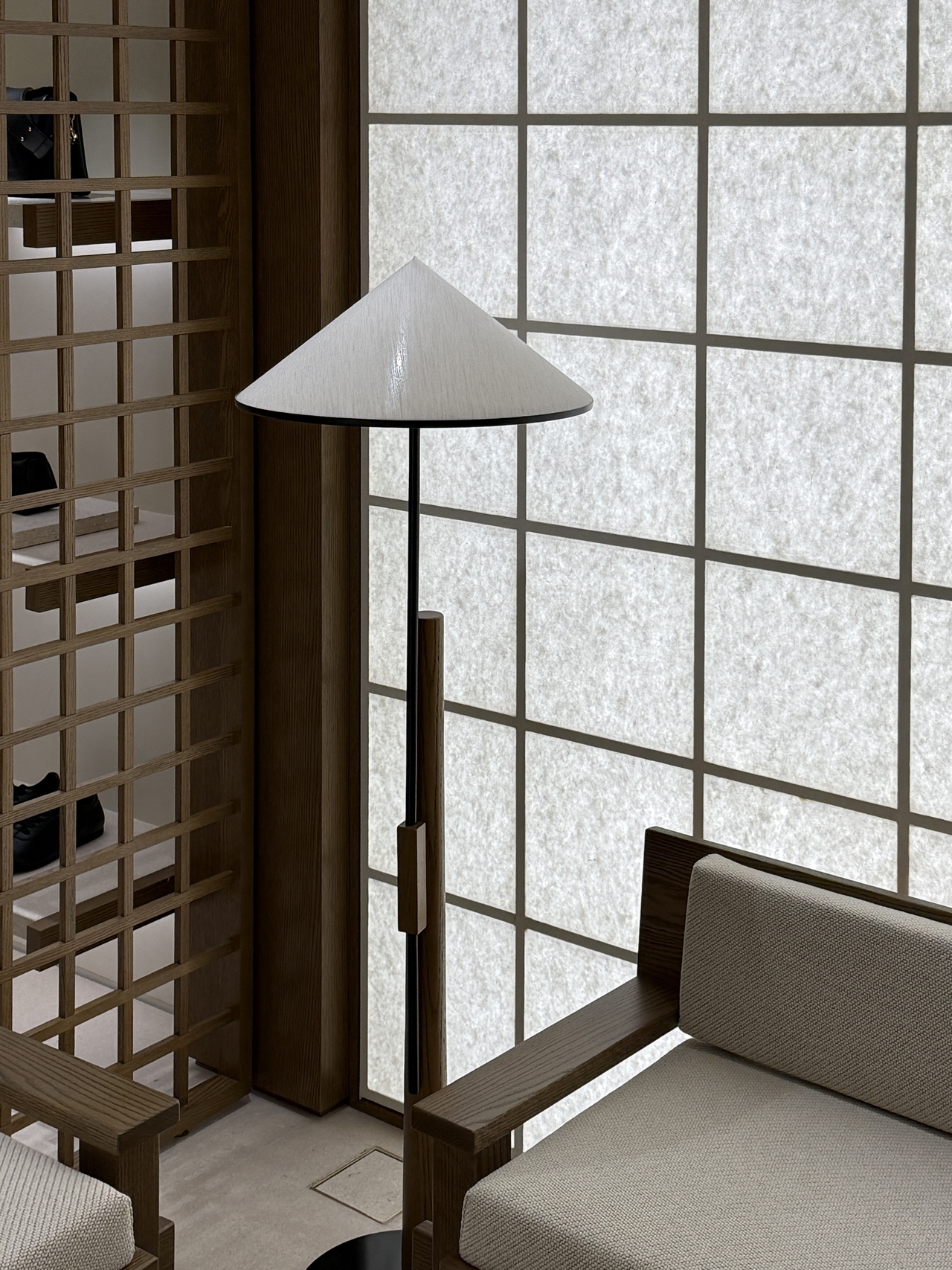 Hanji standing lantern designed by BaSil (BaSil)
