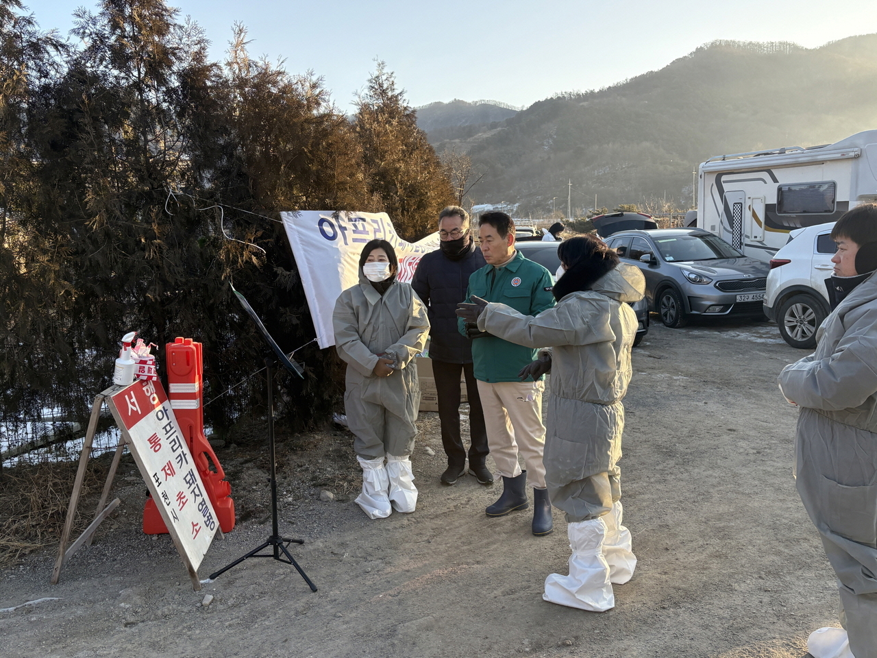 Pocheon Mayor Baek Young-hyun (center) inspects quarantine measures at a farm confirmed to have African swine fever in Pocheon, Gyeonggi Province, Jan. 24. (Yonhap)