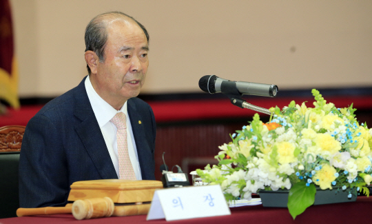 Jung Chang-sun, chairman of Jungheung Group, delivers his inaugural address after being unanimously elected president of the Gwangju Chamber of Commerce and Industry in Gwangju on March 20, 2018. (Namdo Ilbo)