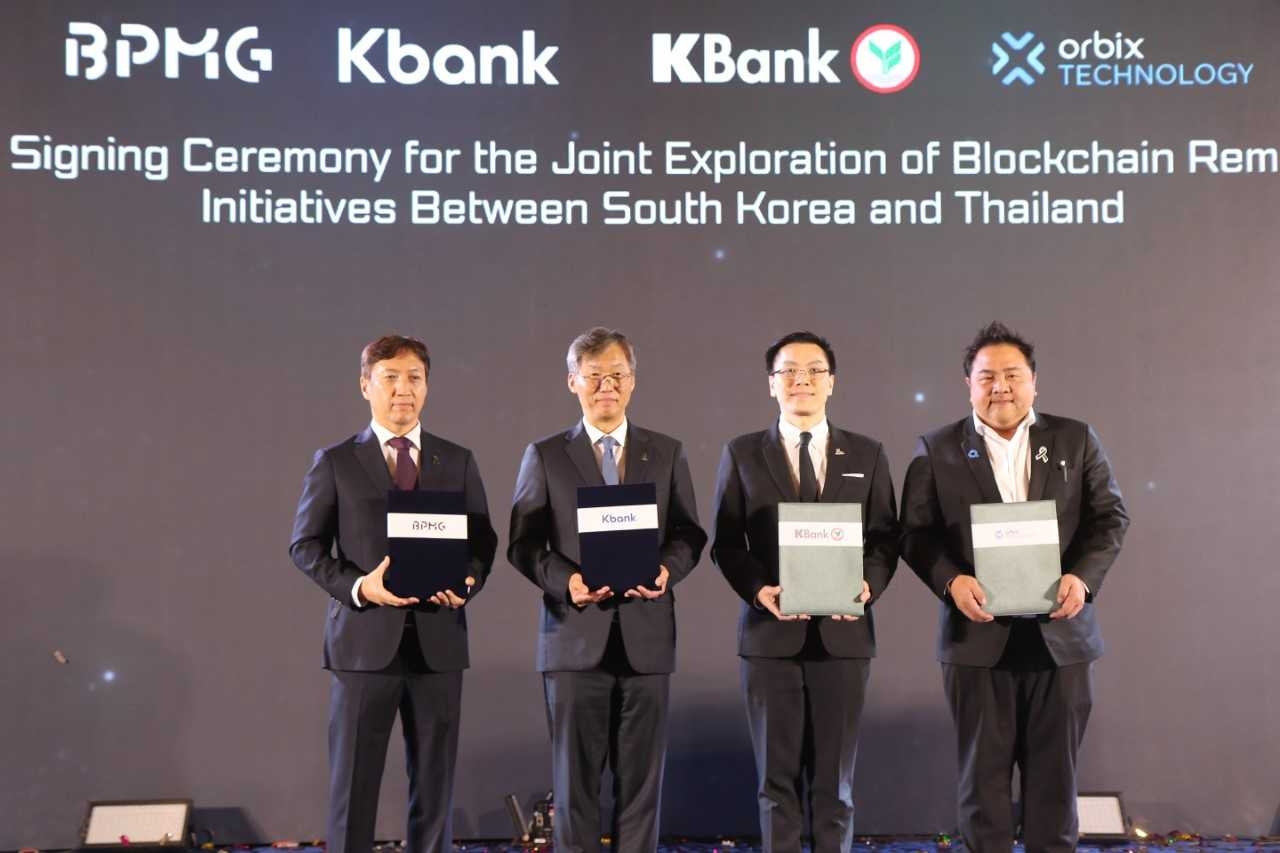 From left: Oh Chang-kyun, deputy CEO of BPMG; Choi Woo-hyung, CEO of K bank; Karin Boonlertvanich, executive vice president of Kasikornbank; and Pisith Kulkanchanachewin, acting managing director of Orbix Technology, pose for photos at a partnership signing ceremony held at a hotel in Bangkok. (K bank)