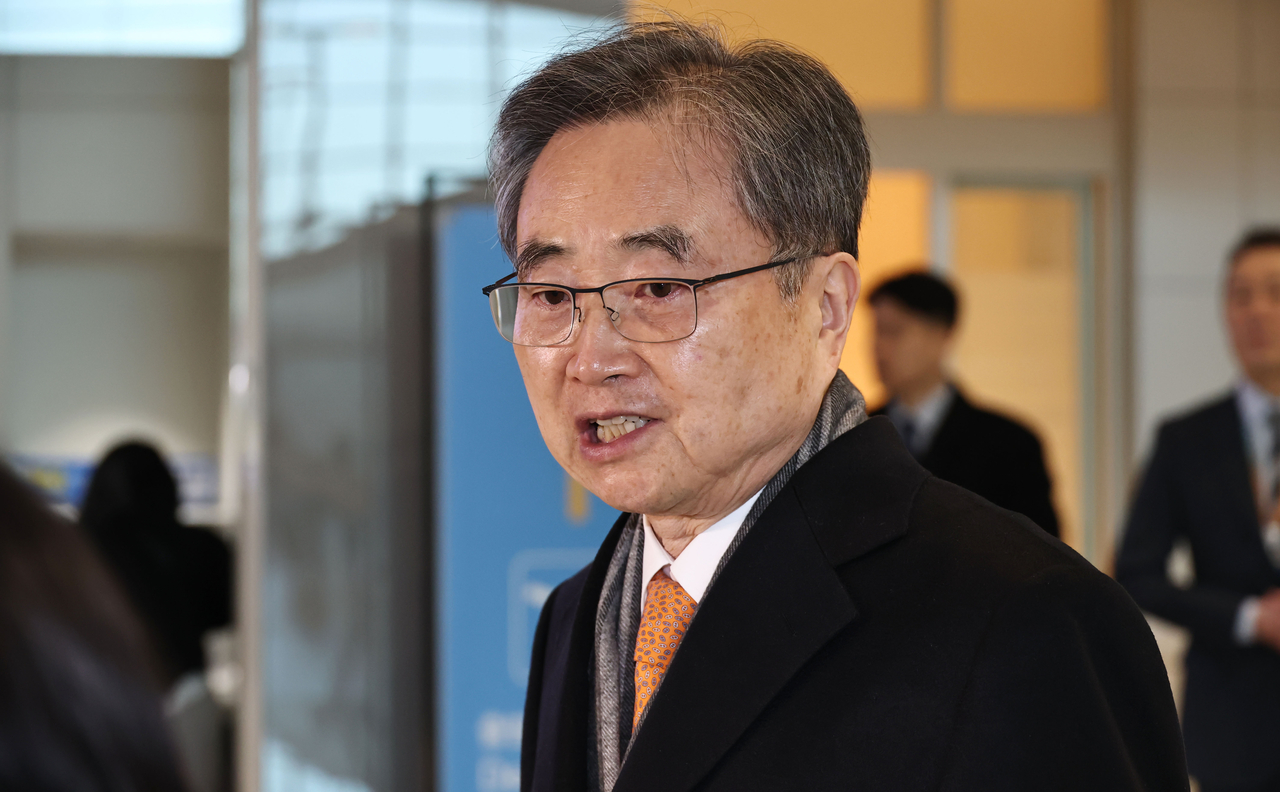 Foreign Minister Cho Hyun responds to reporters’ questions as he departs for Washington on Tuesday to hold talks with US Secretary of State Marco Rubio. (Yonhap)