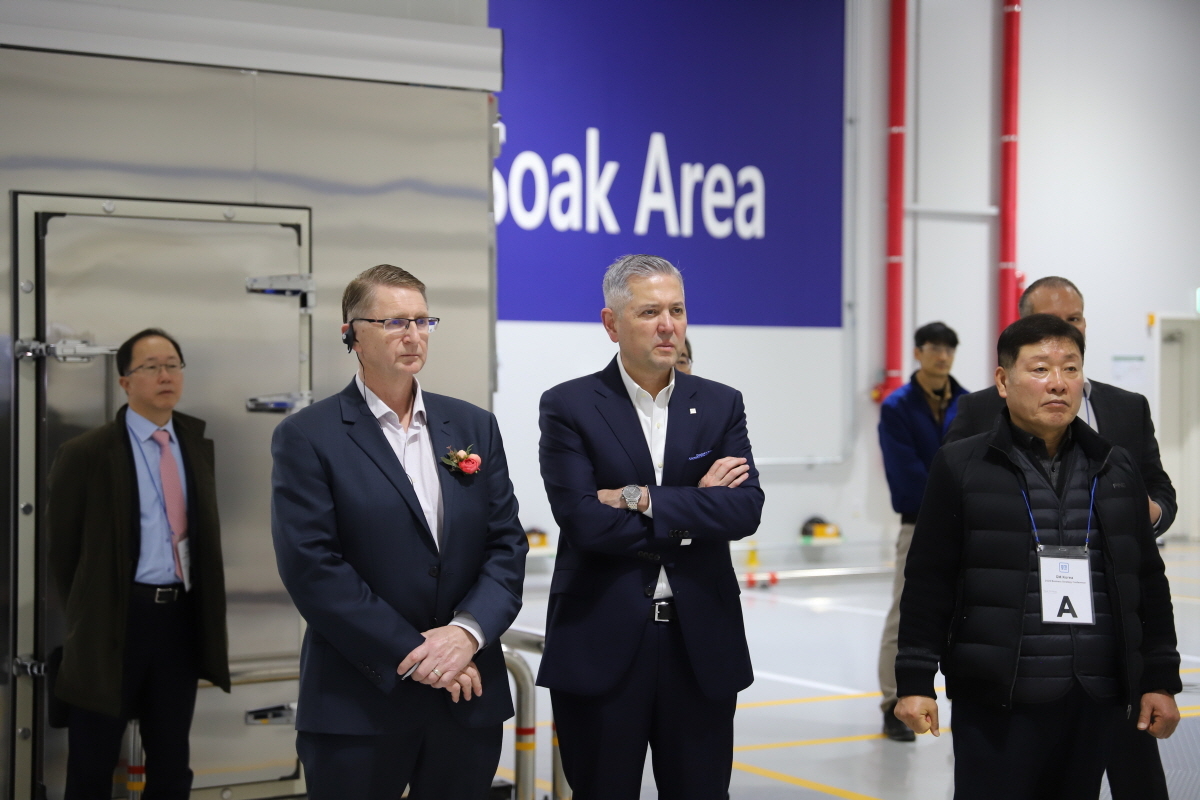 GM Korea CEO Hector Villarreal (center) is briefed at the company's test-driving center in Cheongna, Incheon, Dec. 15, 2025. (GM Korea)