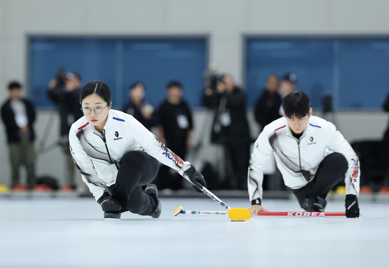 Kim Seon-yeong and Jeong Yeong-seok, who will compete in the mixed doubles curling event at the 2026 Milan-Cortina Winter Olympics, train at the Jincheon National Training Center in North Chungcheong Province on Jan. 7. (Yonhap)