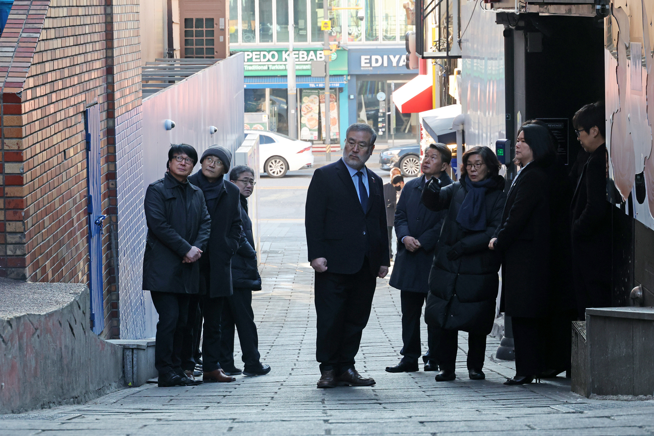The government's investigative commission concerning the 2022 deadly crowd crush in Itaewon looks around the site of the tragedy in central Seoul, Jan. 5. (Yonhap)