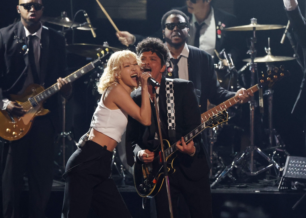 Rose and Bruno Mars perform 