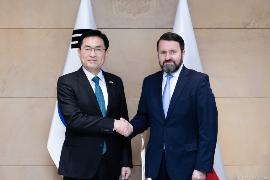 Jeong Yeon-doo (left), vice minister for diplomatic strategy and intelligence at South Korea’s Foreign Ministry, shakes hands with Robert Kupiecki, undersecretary of state for security policy at Poland’s Foreign Ministry, during security strategy talks held in Warsaw, Poland, on Monday. (Ministry of Foreign Affairs, Republic of Korea)