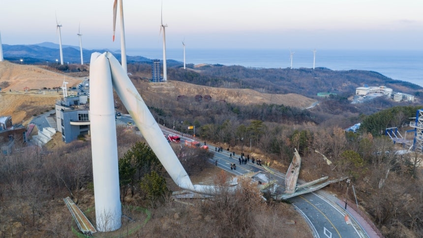 Damaged Yeongdeok wind turbine (Yonhap)