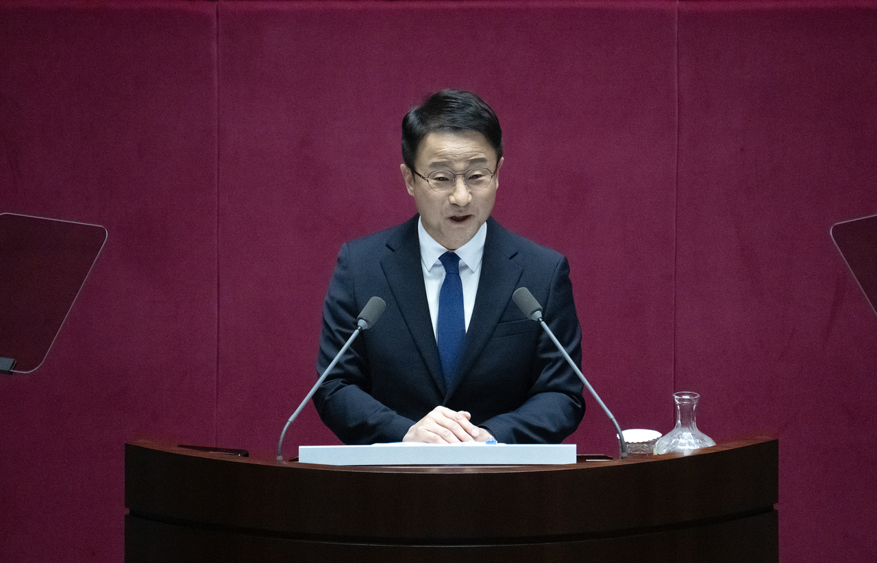 Rep. Han Byung-do, floor leader of the Democratic Party of Korea, delivers an address to the National Assembly on Tuesday. (Im Se-jun/The Korea Herald)