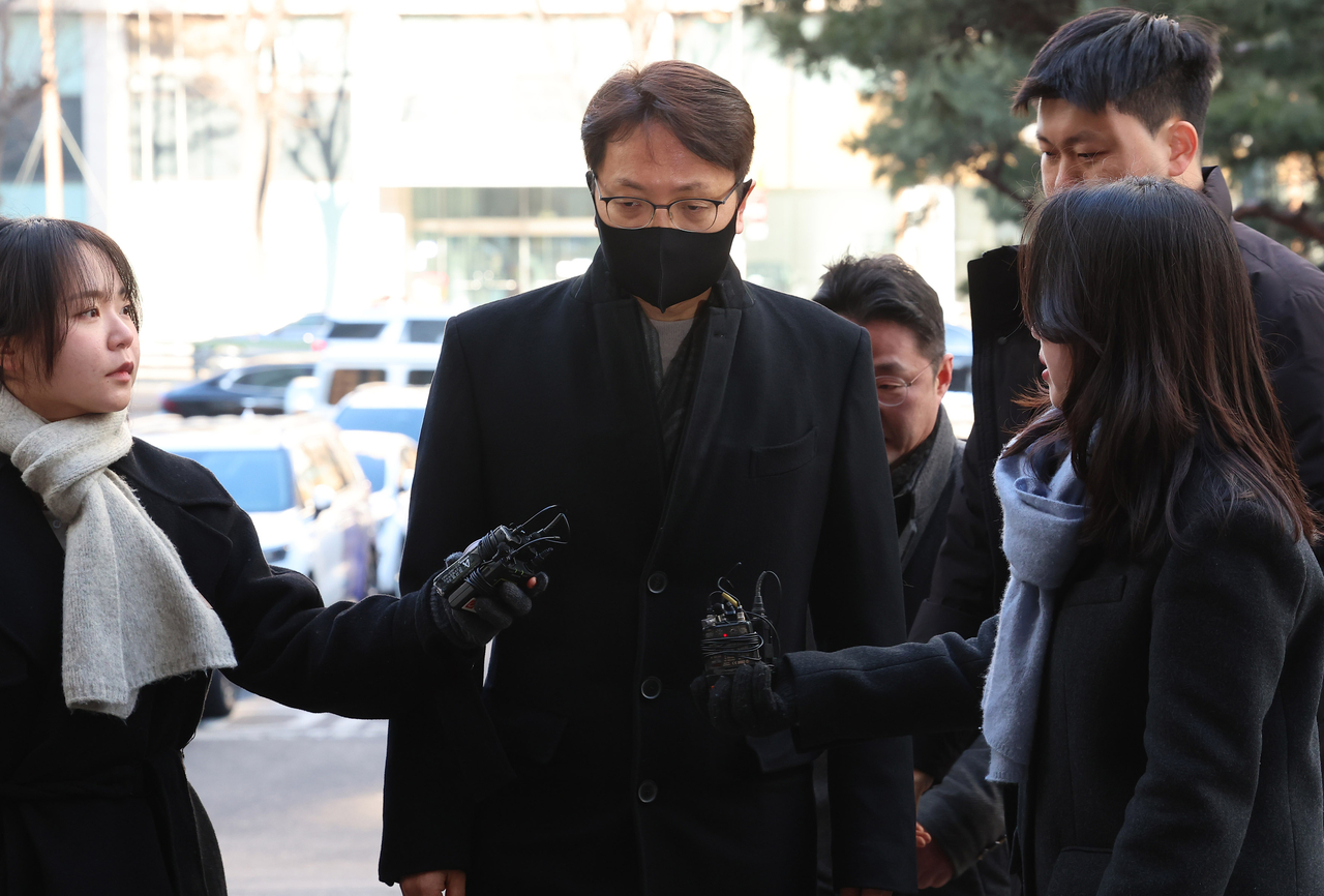 Park Dae-jun (center), former CEO of Coupang Corp., arrives at the Mapo office of the Seoul Metropolitan Police on Tuesday. (Yonhap)