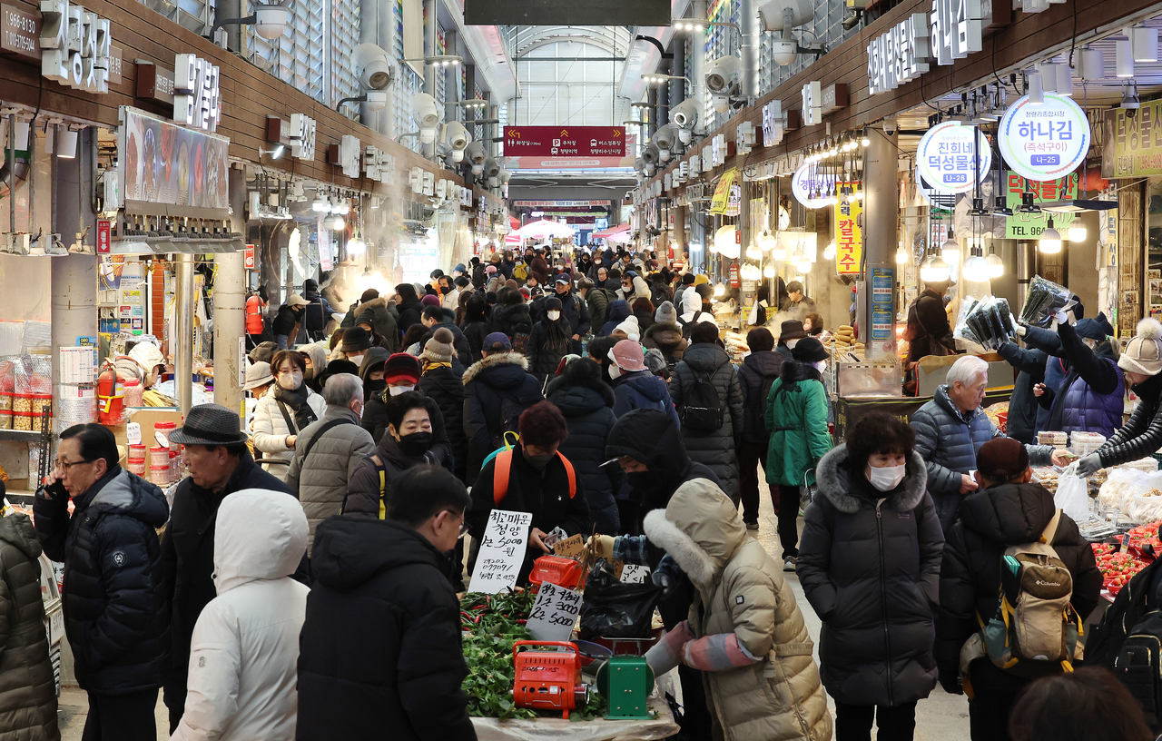 Citizens are shopping groceries in a traditional market in Seoul on Jan. 28. (Yonhap)