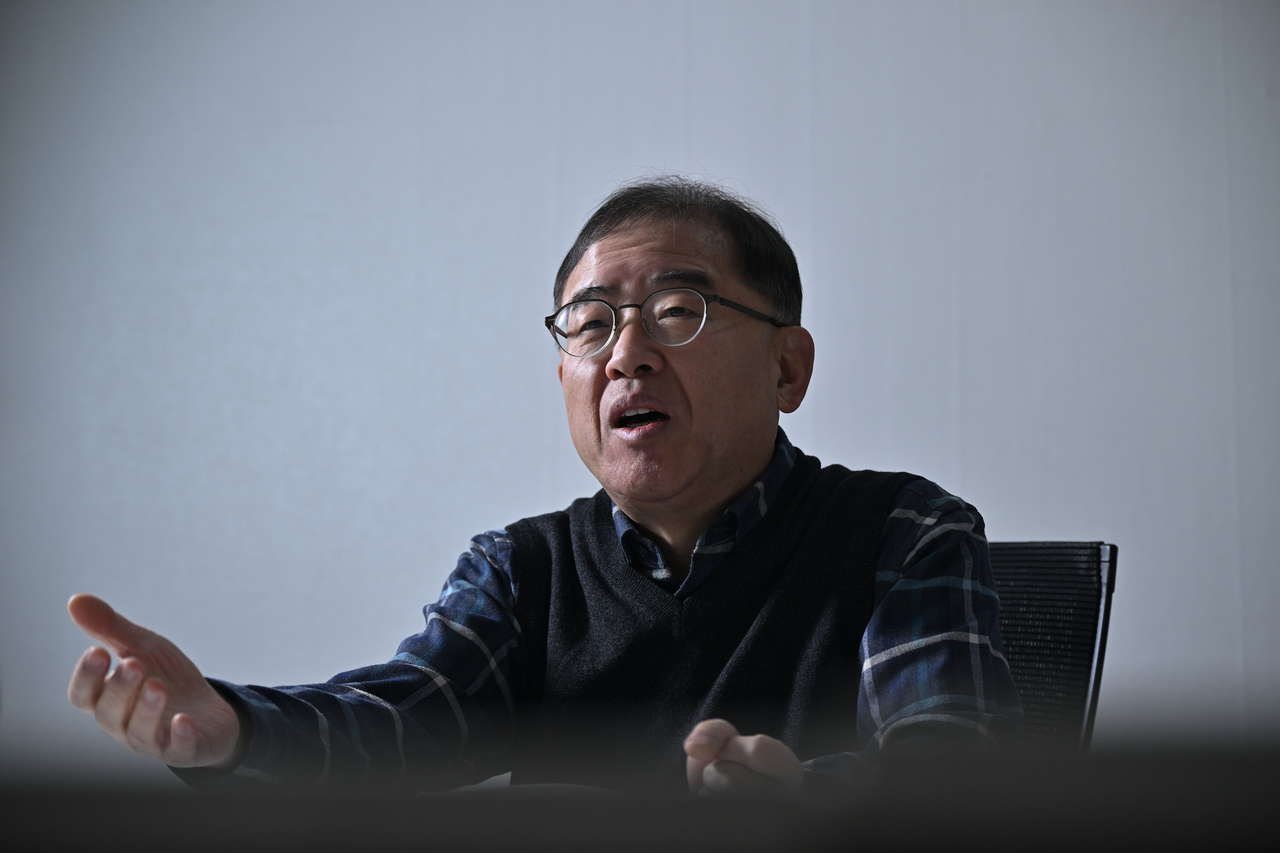 심대용 동아대 교수(전 SK하이닉스 부사장)가 23일 오전 서울 송파구의 한 사무실에서 인터뷰를 하고 있다. 임세준 기자