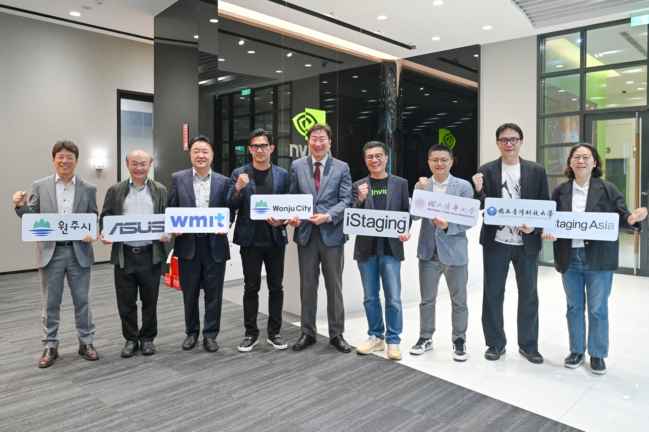 Wonju Mayor Won Gang-soo (center) poses for a commemorative photo with Alex Chu, (fifth from the left) vice president of Nvidia Taiwan, May 21, 2025. (Wonju)