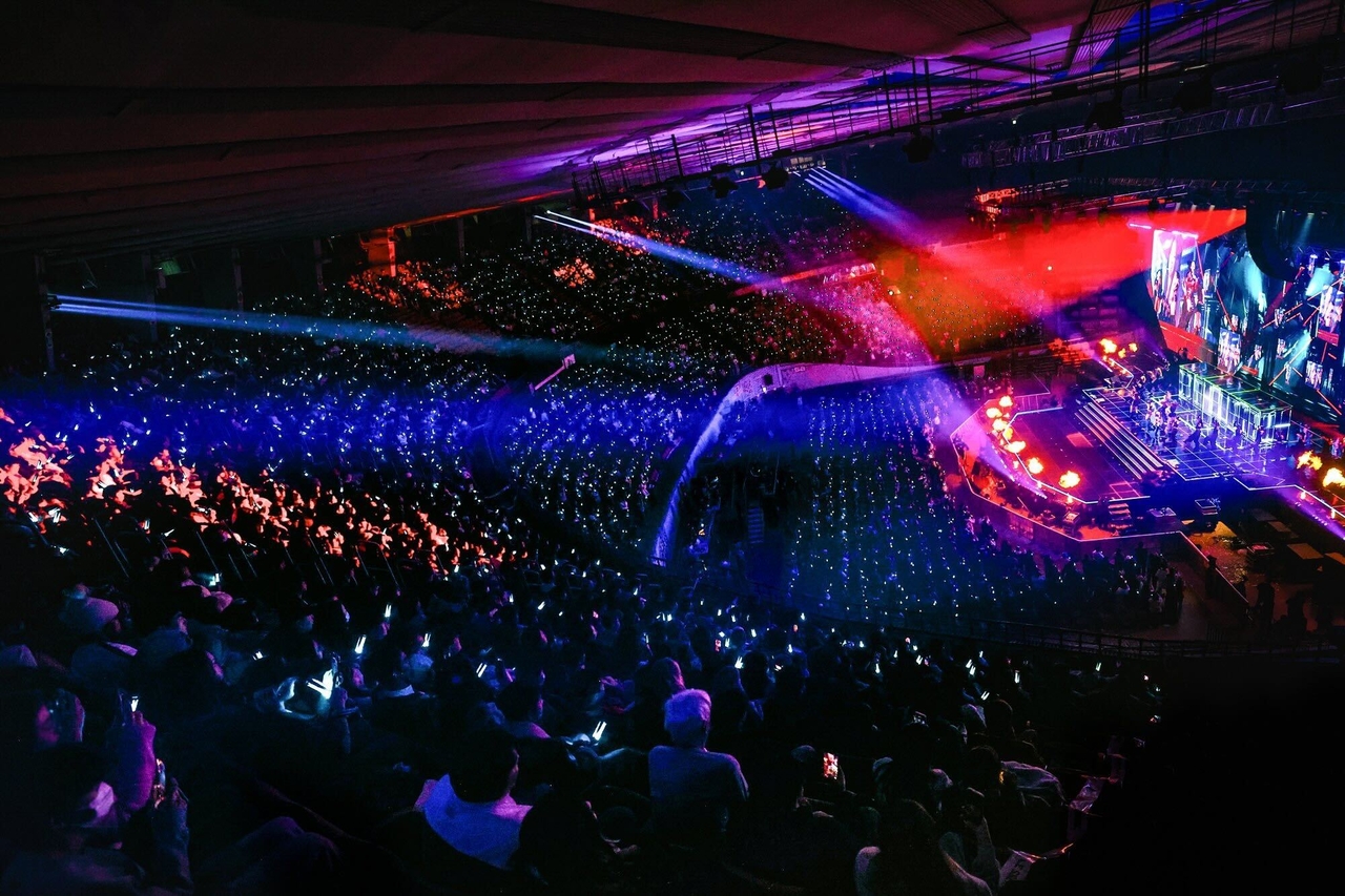 Le Sserafim Fans: The crowd cheers during Le Sserafim's 