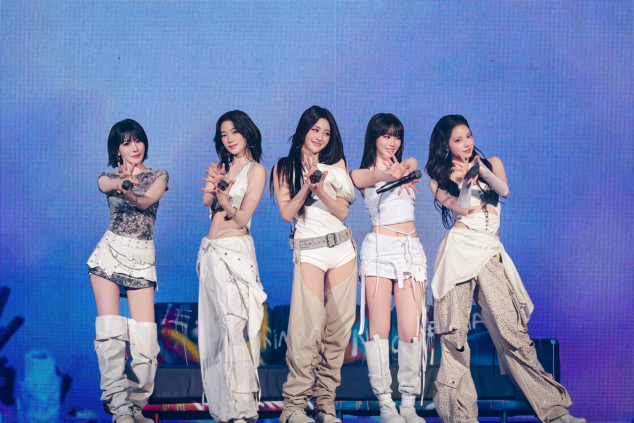 Le Sserafim poses during the encore concert for its first world tour, “Easy Crazy Hot,” at Jamsil Indoor Stadium in Seoul. (Source Music)