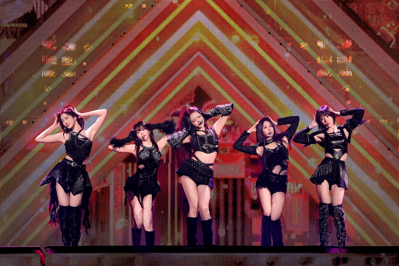 Le Sserafim's encore Seoul show — tightly choreographed to the