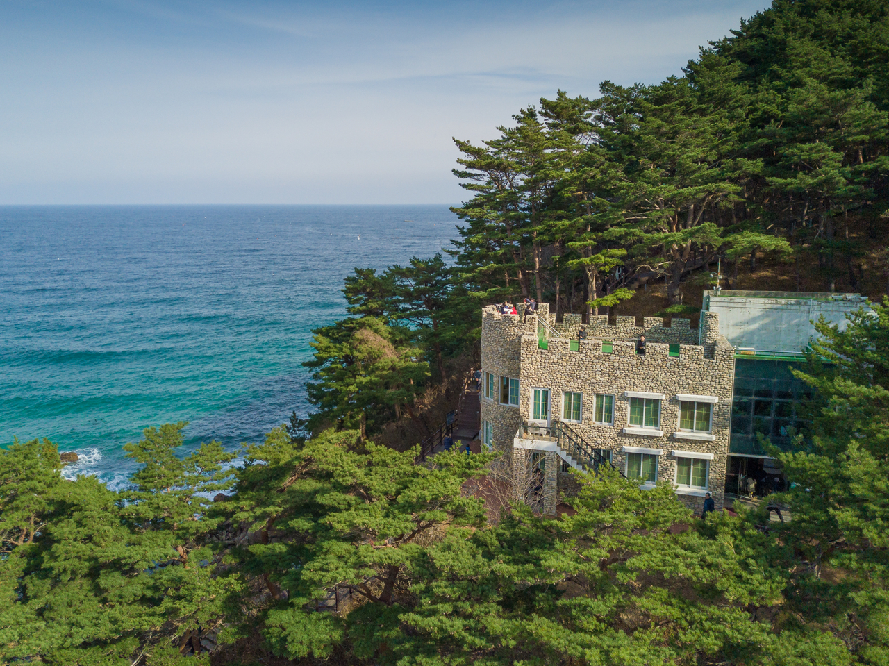 화진포의 ‘김일성 별장’은 역사안보전시관 ‘화진포의 성’으로 탈바꿈했다