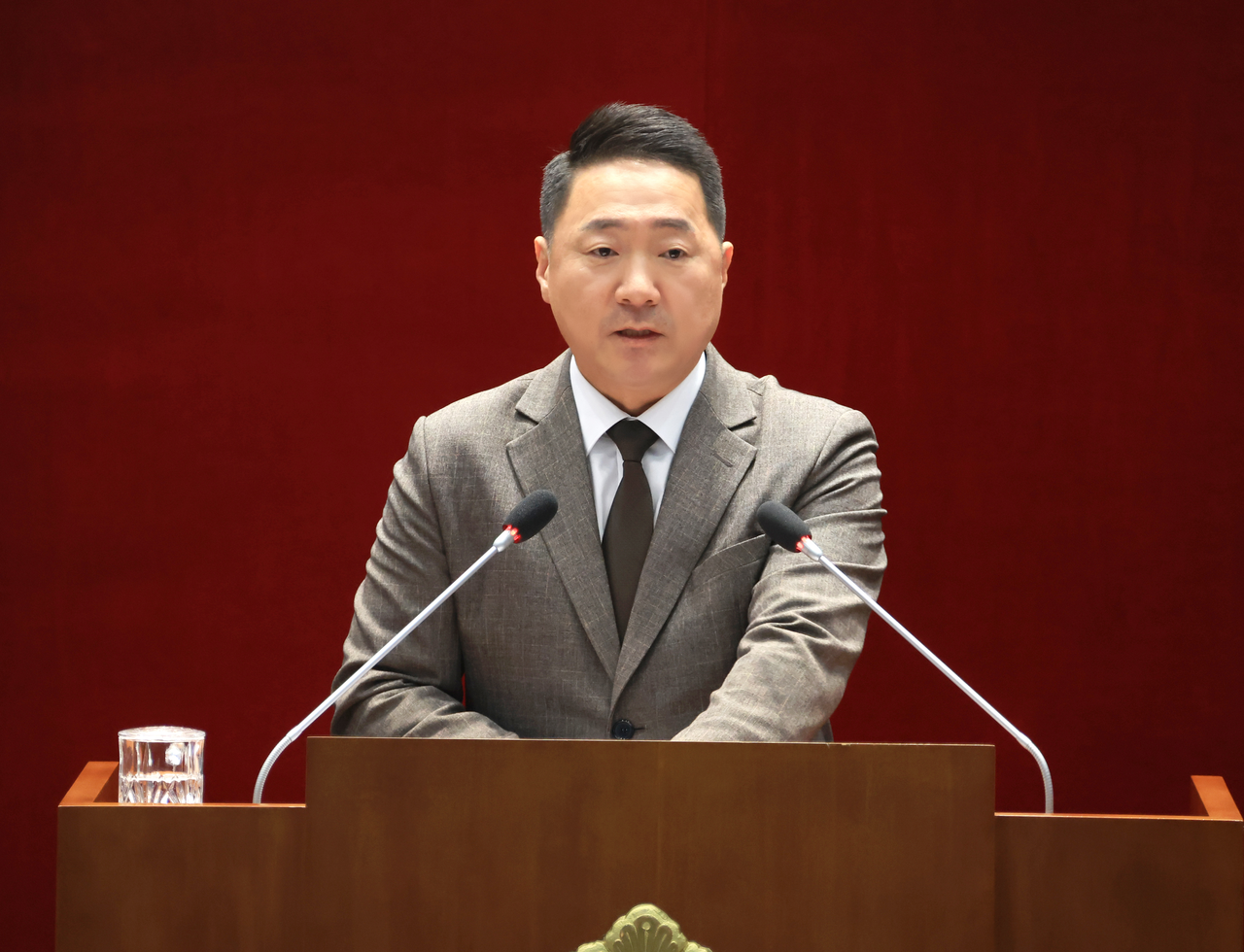 Seongnam City Council member Jeong Yong-han on Monday addresses the chamber as he introduces a resolution urging the government to implement institutional reforms that would strengthen oversight on foreign schools and unaccredited international schools. (Seongnam City Council)