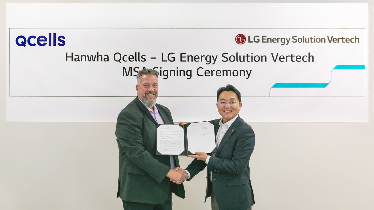Chris Hodrick (left), head of the engineering, procurement and construction division at Hanwha Qcells, and LG Energy Solution Vertech CEO Park Jae-hong pose for a photo during a signing ceremony last month for an ESS battery supply deal in the US. (Hanwha Qcells)
