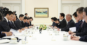 Lee pressures conglomerate leaders - The Korea Herald by Ji Da-Gyum