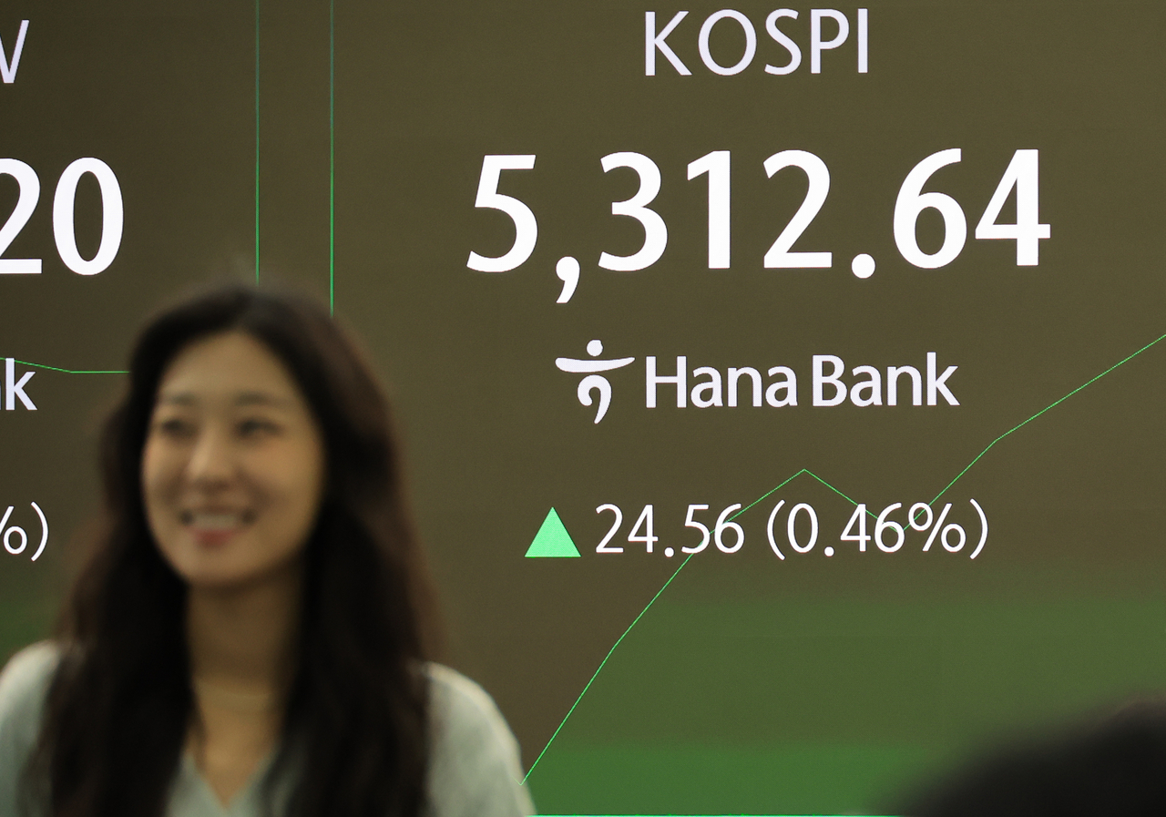 An electronic board showing the Korea Composite Stock Price Index at a dealing room of the Hana Bank headquarters in Seoul on Wednesday. (Yonhap)