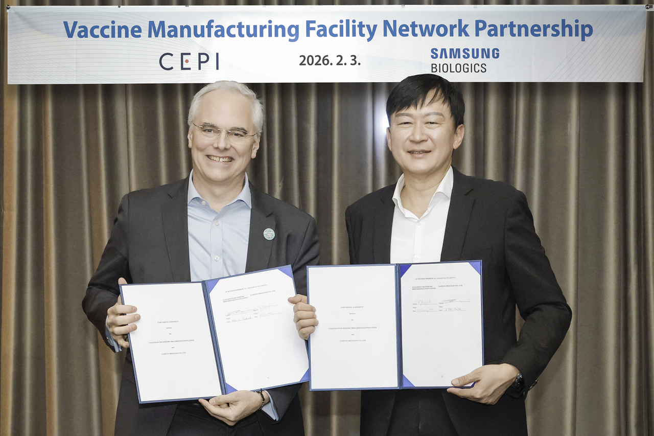 Samsung Biologics CEO John Rim (right) and CEPI CEO Richard Hatchett pose for a photo during a signing ceremony for vaccine partnership at the Conrad Seoul hotel on Tuesday. (Samsung Biologics)