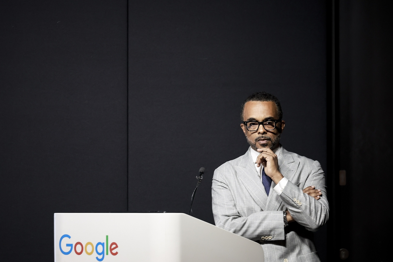 Cris Turner, Google vice president for knowledge and information products for government affairs, listens to reporters’ questions during a Google Maps media briefing at the Google Startup Campus in Gangnam, southern Seoul, Sept. 9, 2025. (Newsis)
