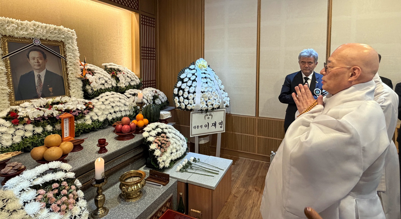 The Ven. Jinwoo, president of the Jogye Order of Korean Buddhism, pays his respects at the funeral hall of the late Jung Chang-sun, chairman of Jungheung Group, on Wednesday morning. (Park Hae-mook/The Korea Herald)